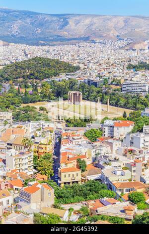 Vue panoramique Temple de Zeus olympique, Arc d'Hadrien et centre-ville d'athènes, Athènes, Grèce, Europe, Banque D'Images