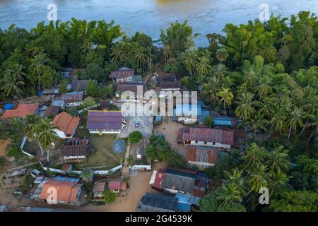 Vue aérienne du village de Ban Muang Keo sur le Mékong, Ban Muang Keo, district de Chomphet, province de Luang Prabang, Laos, Asie Banque D'Images