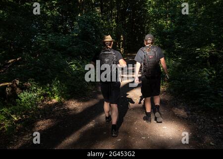 Berlin, Allemagne. 14 juin 2021. Deux hommes font une randonnée dans une forêt à Grünau. (À dpa: 'Les temps de solitude: Corona tendance de la randonnée devient plus sociable') Credit: Paul Zinken/dpa-Zentralbild/dpa/Alay Live News Banque D'Images