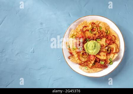 Nachos avec boeuf haché, poivrons, et guacamole, top shot avec copyspace Banque D'Images