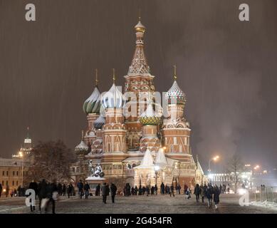 Cathédrale Saint-Basils en hiver sur la place Rouge à Moscou Banque D'Images