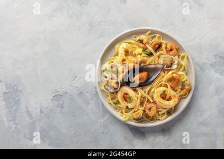 Pâtes de fruits de mer. Une assiette de tagliolini avec moules, crevettes, palourdes et calmars, tiré par le haut Banque D'Images