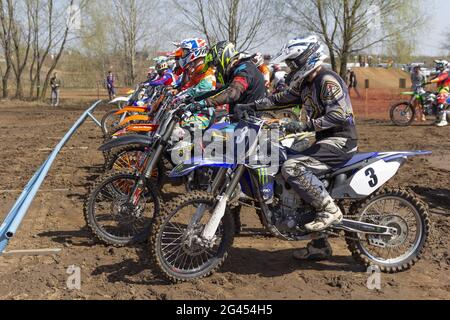 ARSENYEV, RUSSIE - AOÛT 30 : Rider participe à la ronde du championnat de motocross russe 2014 le 30 août 2014 à Arsen Banque D'Images