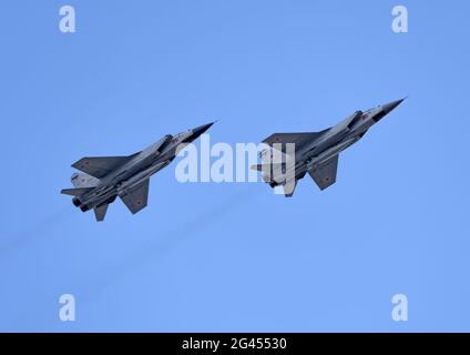 MOSCOU, RUSSIE - 7 MAI 2021 : défilé de l'Avia à Moscou. Avion de chasse à réaction de groupe Mikoyan MIG-31 dans le ciel sur le défilé de la victoire i Banque D'Images