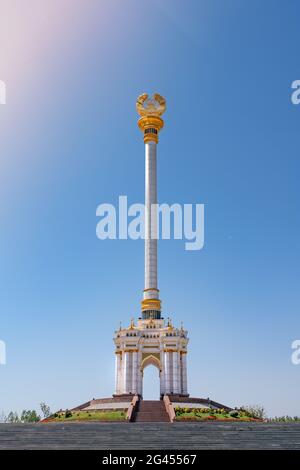 Le Monument de l'indépendance à l'intérieur du parc Rudaki, dans la capitale du Tadjikistan, Douchanbé Banque D'Images