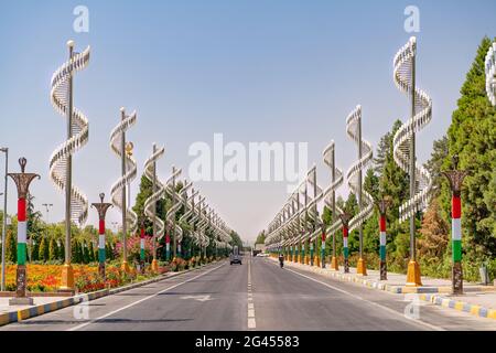 La route centrale décorée dans la capitale du Tadjikistan - Douchanbé. Banque D'Images