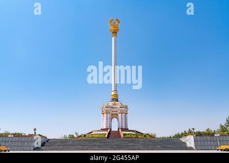 Le Monument de l'indépendance à l'intérieur du parc Rudaki, dans la capitale du Tadjikistan, Douchanbé Banque D'Images