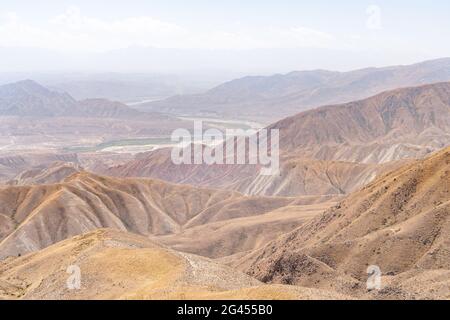 L'incroyable vue sauvage du paysage du kirghizistan plein de sommets enneigés et de nature sauvage Banque D'Images