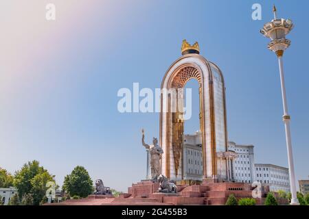 La place centrale dans la capitale du Tadjikistan - Douchanbé. La statue du héros national - recherche Résultats du Web Ismoil Somoni Banque D'Images