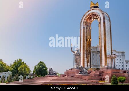 La place centrale dans la capitale du Tadjikistan - Douchanbé. La statue du héros national - recherche Résultats du Web Ismoil Somoni Banque D'Images