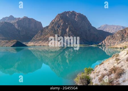 La vue panoramique sur le lac Iskanderkul et les montagnes Fann au Tadjikistan Banque D'Images