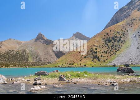 La vue sur le domaine de Pamir et le camping paisible sur le lac Kulikalon dans les montagnes de Fann au Tadjikistan. Reflet coloré en pur Banque D'Images