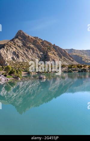 La vue sur le domaine de Pamir et le camping paisible sur le lac Kulikalon dans les montagnes de Fann au Tadjikistan. Reflet coloré en pur Banque D'Images