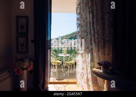 Meubles sur le balcon de l'appartement Banque D'Images