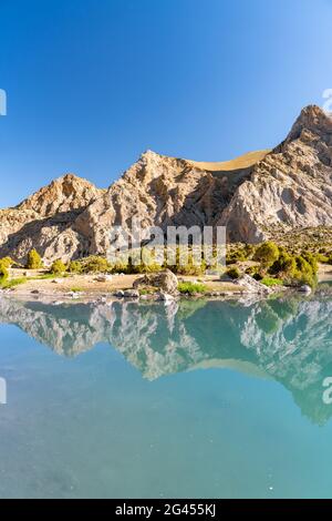 La vue sur le domaine de Pamir et le camping paisible sur le lac Kulikalon dans les montagnes de Fann au Tadjikistan. Reflet coloré en pur Banque D'Images