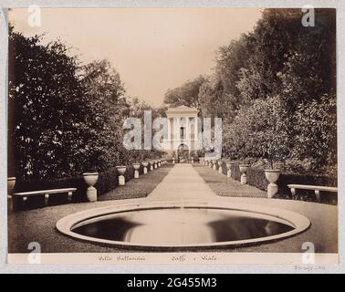 Fontaine et avenue au café de Villa Pallavicini à Pegli; Villa Pallavicini, Caffé E Viale. Fait partie d'un album de voyage avec des photos de sites touristiques à Gênes, Florence et Venise. Banque D'Images