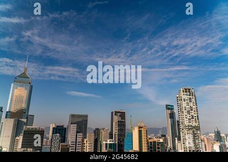 La vue incroyable du paysage urbain de Hong Kong, plein de gratte-ciel depuis le toit. Banque D'Images