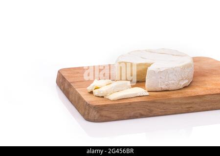 Brie crémeux sur fond de bois rustique, vue du dessus Banque D'Images