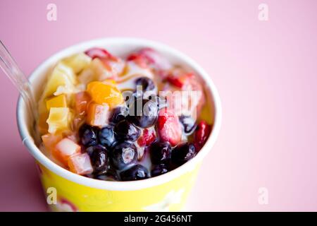 Salade de fruits avec de la crème glacée Banque D'Images