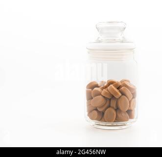 bonbons en bouteille sur le bcakground blanc Banque D'Images