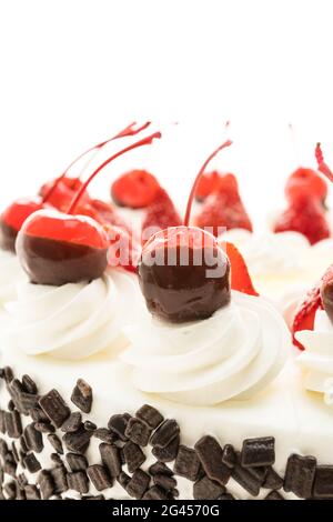 Magnifique dessert sucré avec cerise sur le dessus, isolé sur fond blanc Banque D'Images