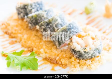 Selective focus point sur le tempura sushi maki en plaque blanche - style Japonais Banque D'Images