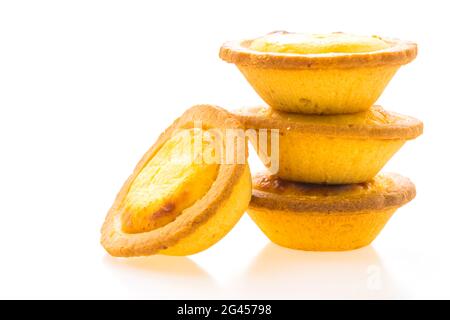 Dessert au fromage à tartiner isolé sur fond blanc Banque D'Images