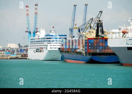 Des navires amarrés dans les eaux turquoise tropicales du port autonome de Cotonou, Bénin, Afrique de l'Ouest par une journée ensoleillée. Banque D'Images