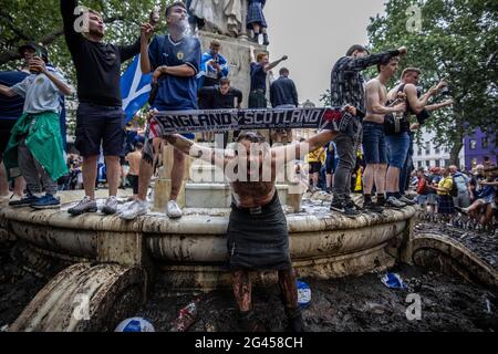 Londres, Royaume-Uni. 18 juin 2021. Les fans écossais se conrégent à Leicester Square, dans le centre de Londres, avant le match d'EURO21 contre l'Angleterre. Crédit : Jeff Gilbert/Alamy Live News Banque D'Images