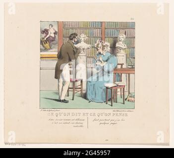 Homme en conversation avec un écrivain français; ce que l'un dit et l'autre pense; ce qu'on this et ce qu'on pense. Pour la bibliothèque, les bustes des écrivains sont Madame de Sévigné et Sophie Ristaud Cottin. Banque D'Images