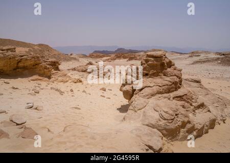 Diverses formations rocheuses dans les montagnes du parc de la vallée de Timna, le désert de Negev, le sud d'Israël. Banque D'Images