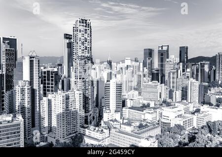 La vue incroyable du paysage urbain de Hong Kong, plein de gratte-ciel depuis le toit. Banque D'Images