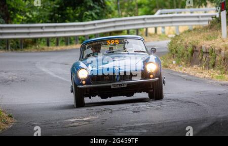 Orvieto, Italie. 18 juin 2021. Une BMW 507 1957 approchant Orvieto crédit: Stephen Bisgrove/Alay Live News Banque D'Images