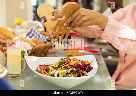 Table à manger ensemble en famille Banque D'Images