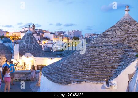SUD DE L'ITALIE, RÉGION DES POUILLES. MAISONS TRADITIONNELLES DE TRULLI DU VILLAGE D'ALBEROBELLO Banque D'Images