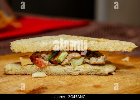 sandwich campagnard avec poulet, laitue et tomate Banque D'Images