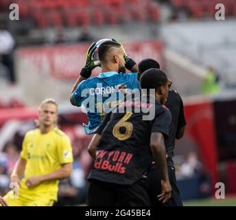 Harrison, États-Unis. 18 juin 2021. Le gardien de but Carlos-miguel Coronel (13) de Red Bulls enregistre lors d'un match MLS régulier contre Nashville SC à Red Bull Arena à Harrison, NJ, le 18 juin 2021. Red Bulls a gagné 2 - 0. (Photo de Lev Radin/Sipa USA) crédit: SIPA USA/Alay Live News Banque D'Images