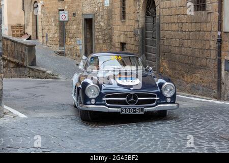 Orvieto, Italie. 18 juin 2021. Un coupé Mercedes-Benz 300 SL 1955 traverse Orvieto. Crédit : Stephen Bisgrove/Alay Live News Banque D'Images