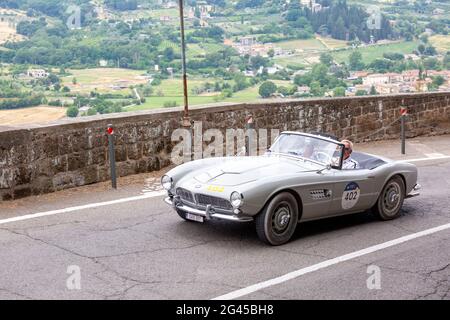 Orvieto, Italie. 18 juin 2021. Une BMW 507 1957 arrive à Orvieto. Crédit : Stephen Bisgrove/Alay Live News Banque D'Images