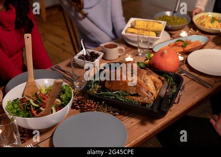 Amis adultes millénaire célébrant Thanksgiving ensemble à la maison Banque D'Images