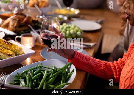 Amis adultes millénaire célébrant Thanksgiving ensemble à la maison Banque D'Images