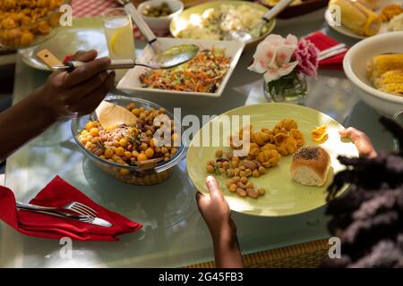 Table à manger ensemble en famille Banque D'Images