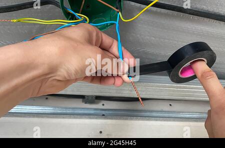 Câblage électrique du boîtier de raccordement, installation, torsion du boîtier par un électricien. Mise au point sélective. Banque D'Images