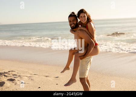 Couple caucasien s'amuser sur la plage Banque D'Images