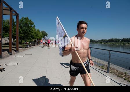 Varsovie, Varsovie, Pologne. 19 juin 2021. Les participants du Jog Egalité détiennent des drapeaux lors de leur course le 19 juin 2021 à Varsovie, en Pologne. Une douzaine de personnes ont participé au 2e Jog Egalité, organisé par le groupe activiste Homokomando, qui consiste en un parcours de 5 km et qui a lieu avant la parade de la fierté de Varsovie. Crédit: Aleksander Kalka/ZUMA Wire/Alay Live News Banque D'Images