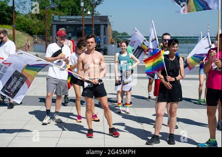 Varsovie, Varsovie, Pologne. 19 juin 2021. Les participants au Jog Egalité sont vus avant le début de la course le 19 juin 2021 à Varsovie, en Pologne. Une douzaine de personnes ont participé au 2e Jog Egalité, organisé par le groupe activiste Homokomando, qui consiste en un parcours de 5 km et qui a lieu avant la parade de la fierté de Varsovie. Crédit: Aleksander Kalka/ZUMA Wire/Alay Live News Banque D'Images