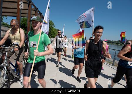 Varsovie, Varsovie, Pologne. 19 juin 2021. Les participants du Jog Egalité détiennent des drapeaux lors de leur course le 19 juin 2021 à Varsovie, en Pologne. Une douzaine de personnes ont participé au 2e Jog Egalité, organisé par le groupe activiste Homokomando, qui consiste en un parcours de 5 km et qui a lieu avant la parade de la fierté de Varsovie. Crédit: Aleksander Kalka/ZUMA Wire/Alay Live News Banque D'Images