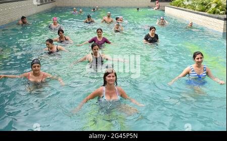 les personnes qui font de l'aqua yoga dans la piscine, participeront également à la journée internationale de yoga. Gurugram, haryana, inde. 12 juin 2015. Banque D'Images