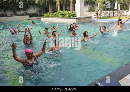 les personnes qui font de l'aqua yoga dans la piscine, participeront également à la journée internationale de yoga. Gurugram, haryana, inde. 12 juin 2015. Banque D'Images