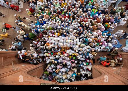 Les hommes musulmans partent après avoir offert Eid-ul-Fitr namaz à la Masjid-i Jehan-Numa orJama Masjid de Delhi. C'est l'une des plus grandes mosquées d'Inde Banque D'Images